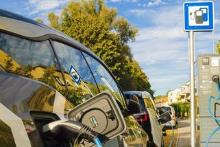 Podpora pro 800 tisíc aut. Německo dá rodinám s nižšími příjmy peníze na nákup elektromobilů